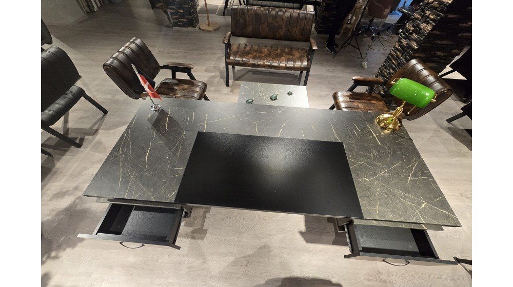  Kişiselleştirilebilir yönetici masa takımı, kapitoneli ön paneli, mermer desenli tablası ve metal ayakları ile modern ofis ortamında sergileniyor. Yeşil, bordo, gri ve kahve renk seçenekleri mevcuttur.